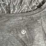 Lululemon Women’s  Athletica Muscle Hustle Tee Gray White Abstract Tank Top Photo 2