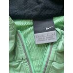 Nike  women Lightweight Windbreaker Running Green  Jacket Athletic Zip-Up M‎ Photo 1