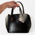 Vera Pelle Black 100% leather cross body bag with gold hardware and zip closure Photo 5