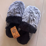 NC AI GRAY SLIPPER SIZE 8 unisex lippers appear to be a fluffy, possibly Photo 0