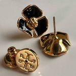 Tory Burch New Fleur Flower Stud Earrings Black Enamel/Gold on TB earring card Photo 4