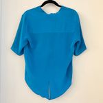 Jenni Kayne  100% Silk Hi-Lo Crossover V-Neck Short Sleeve Top in Blue Size M Photo 4