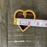 VINTAGE Unbranded Braided Rope Heart Gold Toned Brooch Photo 2