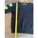 Brodie Cashmere Cashmere Pixel Heart Sleeve Crew Neck Jumper – Black/Yellow Size Black Photo 7