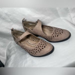 Jbu  Women's Beige 2 Inch Heels Cushioned  Comfort  Memory Foam size 7.5M Photo 2