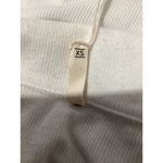 Lanston White Ribbed V Photo 4