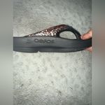 OOFOS Women's Black and Pink Flip Flops Size 8 Photo 3