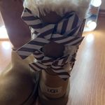 UGG Sold out  SHORT BAILEY BOW II DIAGONAL STRIPES CHESTNUT SUEDE FUR BOOTS Photo 2