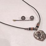 Disney Pirates earrings and necklace set Photo 8