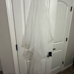Untamed Petals by Amanda “Jackson Veil” 50” fingertip two tier White Photo 4