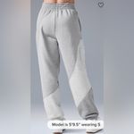 Alo Yoga NWOT Make Waves Sweatpants Joggers Athletic Heathered Grey Tonal Size M Photo 2