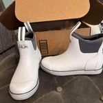 Huk rain boots Size 5 Photo 0