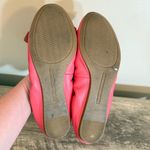 Isaac Mizrahi  Coral Pink Ballet Flats Women’s Size 8.5 Bow Detail Photo 6