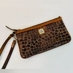 Dooney & Bourke Brown Croc Embossed Leather Large Slim Wristlet Clutch READ Photo 5