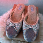 Jessica Simpson  soft fuzzy slippers with bows Size 8.5 Photo 0