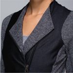 Lululemon Athletica Emerge Renewed Jacket in Herringbone Gray Black Size 6 Photo 5