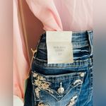 Miss Me RARE Floral Pocket
Styling Embroidery Gemstone Mid-Rise Short sz 28 NWT Photo 4