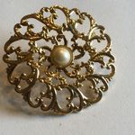 Vintage Gold Tone & Faux Pearl Filigree Cutout Retro Brooch Shoulder Pin Photo 2