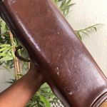 1970s Brown vintage leather ruched pleated shoulder hand bag purse gold tone hardware. Photo 3