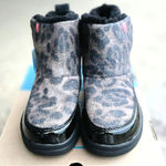 Hey Dude NWT Hey Dudes Mel Leo Black Lepoard Print Boots Youth 4 Ladies 5 Fur Liner snow Photo 2