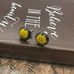 Vintage 60s Yellow Daisy Cabochon Stud Earrings Stainless Steel Black Photo 3