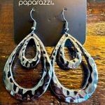 Paparazzi Museum Muse Black Earrings (172) Photo 2