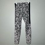 Nike ⭐️ black and white abstract pattern athletic leggings size medium Photo 5