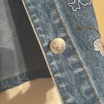 White Stag  Women’s Small (4/6) Floral Embroidered Jean Jacket Vintage 90s Denim Photo 5