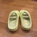 Crocs women’s yellow classic lined cozy sandal size 11. Photo 4