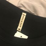 LF  Emma and Sam hook and eye split tee Photo 3