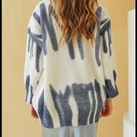 Verge Girl blue along the sidewalk sweater Photo 1