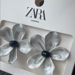 ZARA NWT  Maxi Black, White & Gray Resin Flower Earrings New in Box! Photo 5
