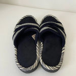 Isotoner EUC | women’s solid bottom slippers — size 7.5-8 Photo 1