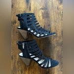 Vince Camuto Women's Black Laser-cut Leather Heeled Gladiator Sandal 7.5 M New Photo 6