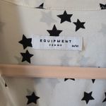 Equipment  Slim Signature silk shirt white with a black star print Size Medium Photo 2