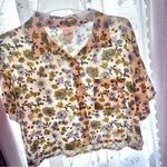 belle du jour Junior’s Short Sleeve Floral Printed Button-down Cropped Blouse Photo 3