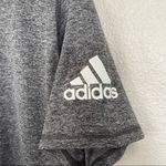 Adidas  Freelift Mens Gray Athletic Short Sleeve‎ Top Shirt Size M Sporty Gym Photo 3