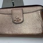 Coach  Women's Metallic Universal Wallet with Phone Pocket in Rose Gold Pebble Le Photo 1