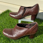 Clarks Clark’s Artisan Brown Women's Ankle Heeled Shoes Size 8N Photo 0