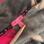 Betsey Johnson Gray Robe with Pink Lip Prints NWOT Photo 6