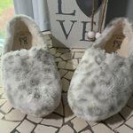 Toms NWOT fuzzy shoes Photo 0