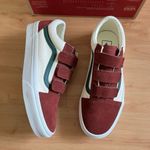Vans  Old Skool V Burgundy Women 9.0
US Mens 7.5 US Photo 4