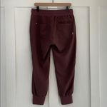Vuori Summits Woven Jogger Pants in Fig Size L Photo 3