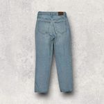 Madewell ā
Classic High-Waisted Light Wash Straight-Leg Jeans ā
Photo 3