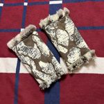 Huggrz REVERSIBLE faux fur leg warmers Photo 4