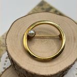 Source Unknown Vintage Gold-tone Circular Brooch with a Single Faux Pearl Accent Photo 7