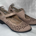 Jbu  Women's Beige 2 Inch Heels Cushioned  Comfort  Memory Foam size 7.5M Photo 0