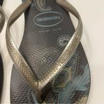 Havaianas Peacock Feather Flip Flop Size US 9/10 39/40 Navy Blue Silver EUC Photo 8