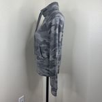 Evereve Camo Pullover Drawstring Sweatshirt Sz XS Front Pocket Gray Thumbholes Photo 3