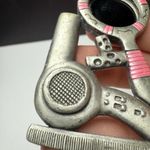 Spoontiques Hairstylist Tools Hairdryer Mirror Brooch Pin Pewter Tone Signed Silver Photo 5